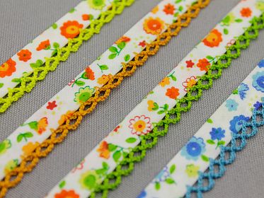 Nieuwe deco biasband met bloemen