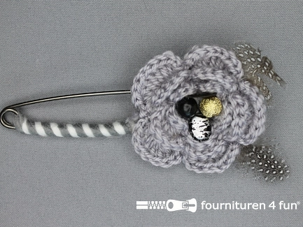 Kiltspeld corsage 60mm bloem grijs