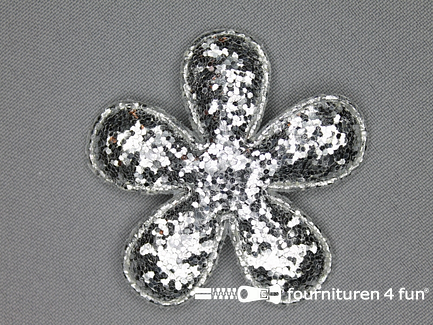 Pailletten applicatie 60x60mm zilver bloemvormig kussentje