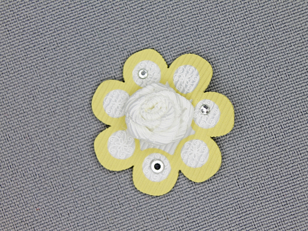 Brocante applicatie 30x30mm bloem wit - licht geel