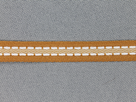 Modern band 8mm stippellijn camel - wit