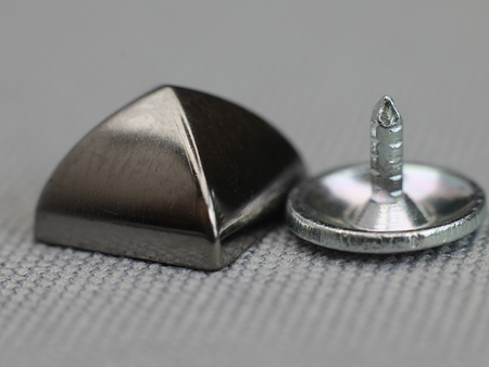 Studs 10mm piramide zwart zilver - 10 stuks