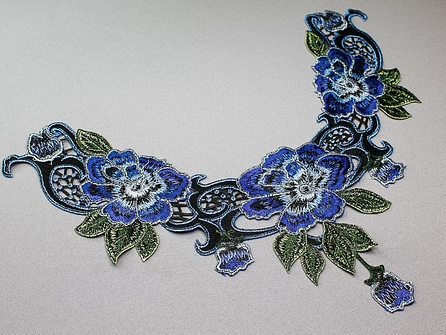 Opzet stuk voor hals / kraag  330x280mm bloem blauw