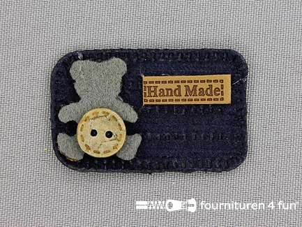 Decoratieve 3D applicatie - 45x28mm - "Hand Made" beertje - blauw - grijs